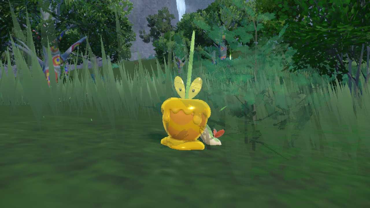 A photo of a shiny Dipplin in Pokémon Scarlet and Violet. It's covered in golden syrup instead of red.