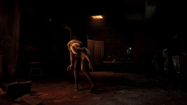 Silent Hill 2 remake: a creepy nurse in a hospital room bathed in a low, orange light.